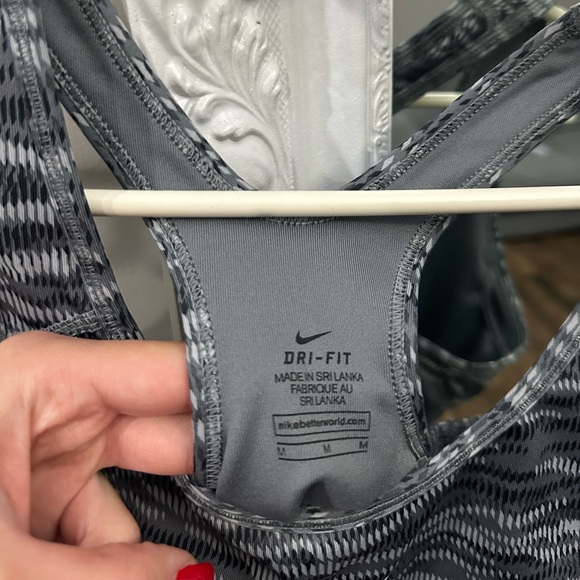 Nike tops - Picture 2 of 5